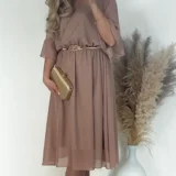 Sukienka szyfonowa z podszewką w najmodniejszym kolorze tego sezonu - mocca. Polska produkcja. Sprzedawana bez paska! Skład: wiskoza, szyfon Długość całkowita - 120 Rozmiary 2XL 3XL Rozmiar 2XL 44 Biust od 110 do 125 Pas od 80 do 118 Rozmiar 3XL 46 Biust od 115 do 130 Pas od 80 do 120