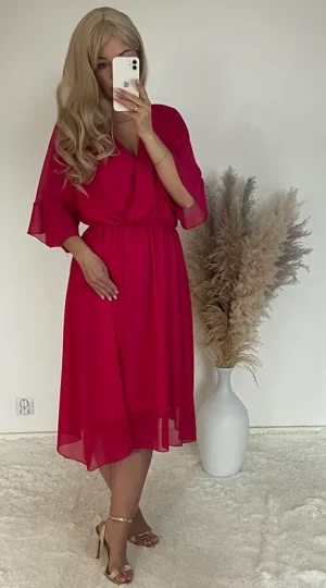 Sukienka fuksja szyfonowa z podszewką. Polska produkcja - sprzedawana bez paska! Skład: wiskoza, szyfon Długość całkowita 120 Rozmiary 2XL 3XL Rozmiar 2XL 44 Biust od 110 do 125 Pas od 80 do 118 Rozmiar 3XL 46 Biust od 115 do 130 Pas od 80 do 120 Cena 159 zł