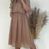 Sukienka szyfonowa z podszewką w najmodniejszym kolorze tego sezonu - mocca. Polska produkcja. Sprzedawana bez paska! Skład: wiskoza, szyfon Długość całkowita - 120 Rozmiary 2XL 3XL Rozmiar 2XL 44 Biust od 110 do 125 Pas od 80 do 118 Rozmiar 3XL 46 Biust od 115 do 130 Pas od 80 do 120