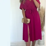 Sukienka fuksjowa z rozporkiem, dekolt na zakładkę, w pasie gumka plus pasek. Skład: 50% wiskoza, 45$ poliester, 5% elastan Rozmiary: XL, 2XL Długość całkowita - 120 Rozmiar XL 42 Biust od 100 do 115 Pas do 115 Rozmiar 2XL 44 Biust od 105 do 120 Pas do 118