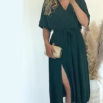 Sukienka butelkowa zieleń z rozporkiem, dekolt na zakładkę, w pasie gumka plus pasek. Skład: 50% wiskoza, 45$ poliester, 5% elastan Rozmiary: XL, 2XL Długość całkowita - 120 Rozmiar XL 42 Biust od 100 do 115 Pas do 115 Rozmiar 2XL 44 Biust od 105 do 120 Pas do 118 Cena 129