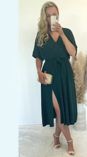 Sukienka butelkowa zieleń z rozporkiem, dekolt na zakładkę, w pasie gumka plus pasek. Skład: 50% wiskoza, 45$ poliester, 5% elastan Rozmiary: XL, 2XL Długość całkowita - 120 Rozmiar XL 42 Biust od 100 do 115 Pas do 115 Rozmiar 2XL 44 Biust od 105 do 120 Pas do 118 Cena 129