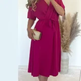 Sukienka fuksjowa z rozporkiem, dekolt na zakładkę, w pasie gumka plus pasek. Skład: 50% wiskoza, 45$ poliester, 5% elastan Rozmiary: XL, 2XL Długość całkowita - 120 Rozmiar XL 42 Biust od 100 do 115 Pas do 115 Rozmiar 2XL 44 Biust od 105 do 120 Pas do 118