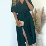 Sukienka butelkowa zieleń z rozporkiem, dekolt na zakładkę, w pasie gumka plus pasek. Skład: 50% wiskoza, 45$ poliester, 5% elastan Rozmiary: XL, 2XL Długość całkowita - 120 Rozmiar XL 42 Biust od 100 do 115 Pas do 115 Rozmiar 2XL 44 Biust od 105 do 120 Pas do 118 Cena 129