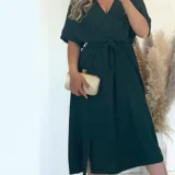 Sukienka butelkowa zieleń z rozporkiem, dekolt na zakładkę, w pasie gumka plus pasek. Skład: 50% wiskoza, 45$ poliester, 5% elastan Rozmiary: XL, 2XL Długość całkowita - 120 Rozmiar XL 42 Biust od 100 do 115 Pas do 115 Rozmiar 2XL 44 Biust od 105 do 120 Pas do 118 Cena 129