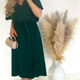 Sukienka z rozporkiem w kolorze butelkowej zieleni, w pasie gumka plus pasek. Skład: 70% wiskoza, 30% poliester Rozmiary: 2XL, 3XL długość całkowita 120 Rozmiar 2XL 44 Biust od 110 do 126 Pas do 118 Rozmiar 3XL 46 Biust od 115 do 130 Pas do 120 Cena 139 zł