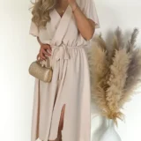 Sukienka waniliowa z rozporkiem, w pasie gumka plus pasek. Skład: 70% wiskoza, 30% poliester Rozmiary: 2XL, 3XL długość całkowita 120 Rozmiar 2XL 44 Biust od 110 do 126 Pas do 118 Rozmiar 3XL 46 Biust od 115 do 130 Pas do 120 Cena 139 zł