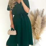 Sukienka z rozporkiem w kolorze butelkowej zieleni, w pasie gumka plus pasek. Skład: 70% wiskoza, 30% poliester Rozmiary: 2XL, 3XL długość całkowita 120 Rozmiar 2XL 44 Biust od 110 do 126 Pas do 118 Rozmiar 3XL 46 Biust od 115 do 130 Pas do 120 Cena 139 zł