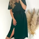 Sukienka z rozporkiem w kolorze butelkowej zieleni, w pasie gumka plus pasek. Skład: 70% wiskoza, 30% poliester Rozmiary: 2XL, 3XL długość całkowita 120 Rozmiar 2XL 44 Biust od 110 do 126 Pas do 118 Rozmiar 3XL 46 Biust od 115 do 130 Pas do 120 Cena 139 zł