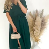 Sukienka z rozporkiem w kolorze butelkowej zieleni, w pasie gumka plus pasek. Skład: 70% wiskoza, 30% poliester Rozmiary: 2XL, 3XL długość całkowita 120 Rozmiar 2XL 44 Biust od 110 do 126 Pas do 118 Rozmiar 3XL 46 Biust od 115 do 130 Pas do 120 Cena 139 zł