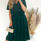 Sukienka z rozporkiem w kolorze butelkowej zieleni, w pasie gumka plus pasek. Skład: 70% wiskoza, 30% poliester Rozmiary: 2XL, 3XL długość całkowita 120 Rozmiar 2XL 44 Biust od 110 do 126 Pas do 118 Rozmiar 3XL 46 Biust od 115 do 130 Pas do 120 Cena 139 zł