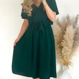 Sukienka z rozporkiem w kolorze butelkowej zieleni, w pasie gumka plus pasek. Skład: 70% wiskoza, 30% poliester Rozmiary: 2XL, 3XL długość całkowita 120 Rozmiar 2XL 44 Biust od 110 do 126 Pas do 118 Rozmiar 3XL 46 Biust od 115 do 130 Pas do 120 Cena 139 zł