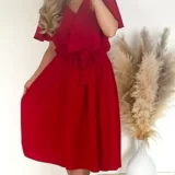 Sukienka czerwona z rozporkiem, w pasie gumka plus pasek. Skład: 70% wiskoza, 30% poliester Rozmiary: 2XL, 3XL długość całkowita 120 Rozmiar 2XL 44 Biust od 110 do 126 Pas do 118 Rozmiar 3XL 46 Biust od 115 do 130 Pas do 120 Cena 139 zł