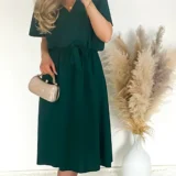 Sukienka z rozporkiem w kolorze butelkowej zieleni, w pasie gumka plus pasek. Skład: 70% wiskoza, 30% poliester Rozmiary: 2XL, 3XL długość całkowita 120 Rozmiar 2XL 44 Biust od 110 do 126 Pas do 118 Rozmiar 3XL 46 Biust od 115 do 130 Pas do 120 Cena 139 zł