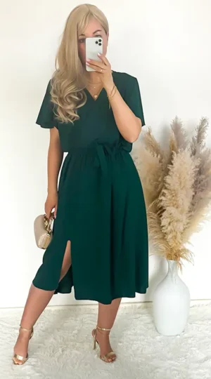 Sukienka z rozporkiem w kolorze butelkowej zieleni, w pasie gumka plus pasek. Skład: 70% wiskoza, 30% poliester Rozmiary: 2XL, 3XL długość całkowita 120 Rozmiar 2XL 44 Biust od 110 do 126 Pas do 118 Rozmiar 3XL 46 Biust od 115 do 130 Pas do 120 Cena 139 zł