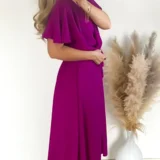 Sukienka amarantowa z rozporkiem, w pasie gumka plus pasek. Skład: 70% wiskoza, 30% poliester Rozmiary: 2XL, 3XL długość całkowita 120 Rozmiar 2XL 44 Biust od 110 do 126 Pas do 118 Rozmiar 3XL 46 Biust od 115 do 130 Pas do 120 Cena 139 zł