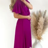 Sukienka amarantowa z rozporkiem, w pasie gumka plus pasek. Skład: 70% wiskoza, 30% poliester Rozmiary: 2XL, 3XL długość całkowita 120 Rozmiar 2XL 44 Biust od 110 do 126 Pas do 118 Rozmiar 3XL 46 Biust od 115 do 130 Pas do 120 Cena 139 zł