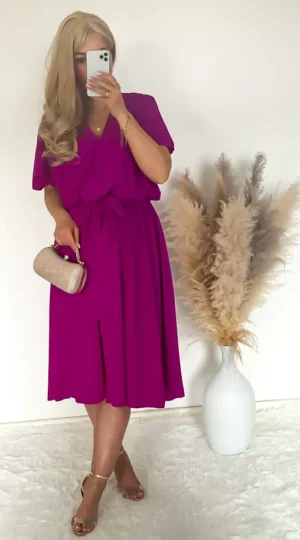 Sukienka amarantowa z rozporkiem, w pasie gumka plus pasek. Skład: 70% wiskoza, 30% poliester Rozmiary: 2XL, 3XL długość całkowita 120 Rozmiar 2XL 44 Biust od 110 do 126 Pas do 118 Rozmiar 3XL 46 Biust od 115 do 130 Pas do 120 Cena 139 zł