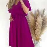 Sukienka amarantowa z rozporkiem, w pasie gumka plus pasek. Skład: 70% wiskoza, 30% poliester Rozmiary: 2XL, 3XL długość całkowita 120 Rozmiar 2XL 44 Biust od 110 do 126 Pas do 118 Rozmiar 3XL 46 Biust od 115 do 130 Pas do 120 Cena 139 zł