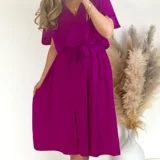 Sukienka amarantowa z rozporkiem, w pasie gumka plus pasek. Skład: 70% wiskoza, 30% poliester Rozmiary: 2XL, 3XL długość całkowita 120 Rozmiar 2XL 44 Biust od 110 do 126 Pas do 118 Rozmiar 3XL 46 Biust od 115 do 130 Pas do 120 Cena 139 zł