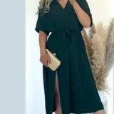 Sukienka butelkowa zieleń z rozporkiem, dekolt na zakładkę, w pasie gumka plus pasek. Skład: 50% wiskoza, 45$ poliester, 5% elastan Rozmiary: XL, 2XL Długość całkowita - 120 Rozmiar XL 42 Biust od 100 do 115 Pas do 115 Rozmiar 2XL 44 Biust od 105 do 120 Pas do 118 Cena 129