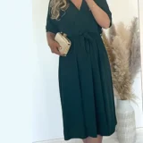 Sukienka butelkowa zieleń z rozporkiem, dekolt na zakładkę, w pasie gumka plus pasek. Skład: 50% wiskoza, 45$ poliester, 5% elastan Rozmiary: XL, 2XL Długość całkowita - 120 Rozmiar XL 42 Biust od 100 do 115 Pas do 115 Rozmiar 2XL 44 Biust od 105 do 120 Pas do 118 Cena 129