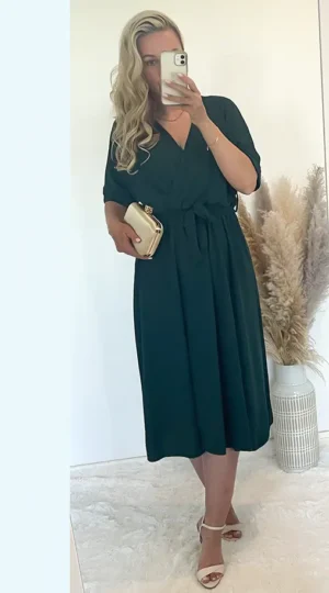 Sukienka butelkowa zieleń z rozporkiem, dekolt na zakładkę, w pasie gumka plus pasek. Skład: 50% wiskoza, 45$ poliester, 5% elastan Rozmiary: XL, 2XL Długość całkowita - 120 Rozmiar XL 42 Biust od 100 do 115 Pas do 115 Rozmiar 2XL 44 Biust od 105 do 120 Pas do 118 Cena 129