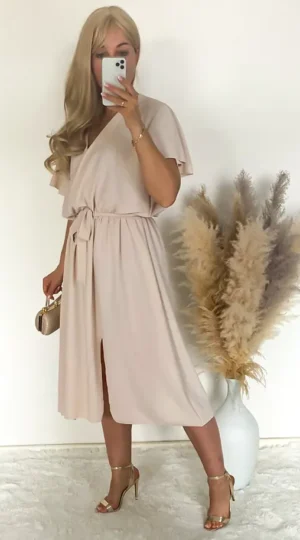 Sukienka waniliowa z rozporkiem, w pasie gumka plus pasek. Skład: 70% wiskoza, 30% poliester Rozmiary: 2XL, 3XL długość całkowita 120 Rozmiar 2XL 44 Biust od 110 do 126 Pas do 118 Rozmiar 3XL 46 Biust od 115 do 130 Pas do 120 Cena 139 zł