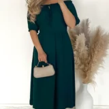 Sukienka butelkowa zieleń z rozporkiem, możliwość noszenia jako hiszpanka lub tradycyjnie na ramionach, w tali z tyłu elastyczny ściągacz.