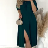 Sukienka butelkowa zieleń z rozporkiem, możliwość noszenia jako hiszpanka lub tradycyjnie na ramionach, w tali z tyłu elastyczny ściągacz.