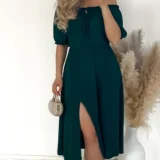 Sukienka butelkowa zieleń z rozporkiem, możliwość noszenia jako hiszpanka lub tradycyjnie na ramionach, w tali z tyłu elastyczny ściągacz.