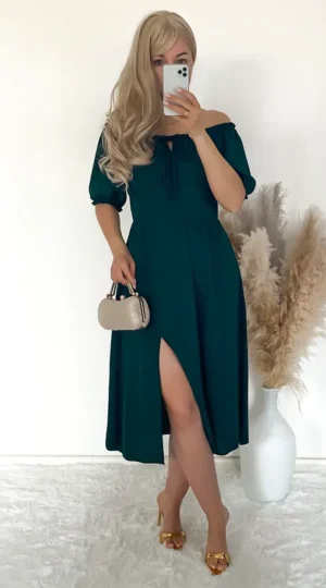 Sukienka butelkowa zieleń z rozporkiem, możliwość noszenia jako hiszpanka lub tradycyjnie na ramionach, w tali z tyłu elastyczny ściągacz.